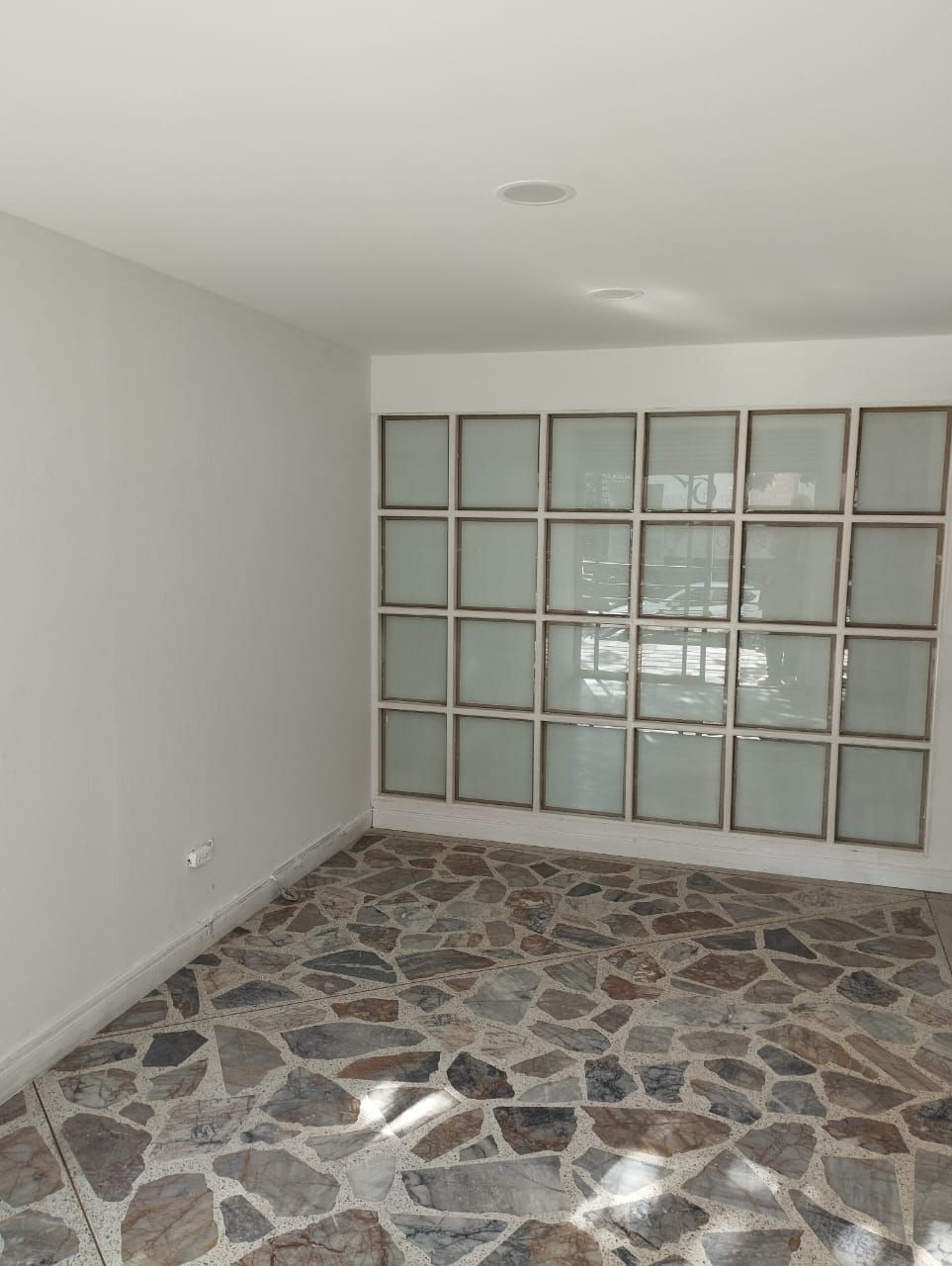 Local en arriendo Antioquia Medellín Laureles 22 m2 Habitaciones 0 Baños 1 Garajes 0 Precio $2100000