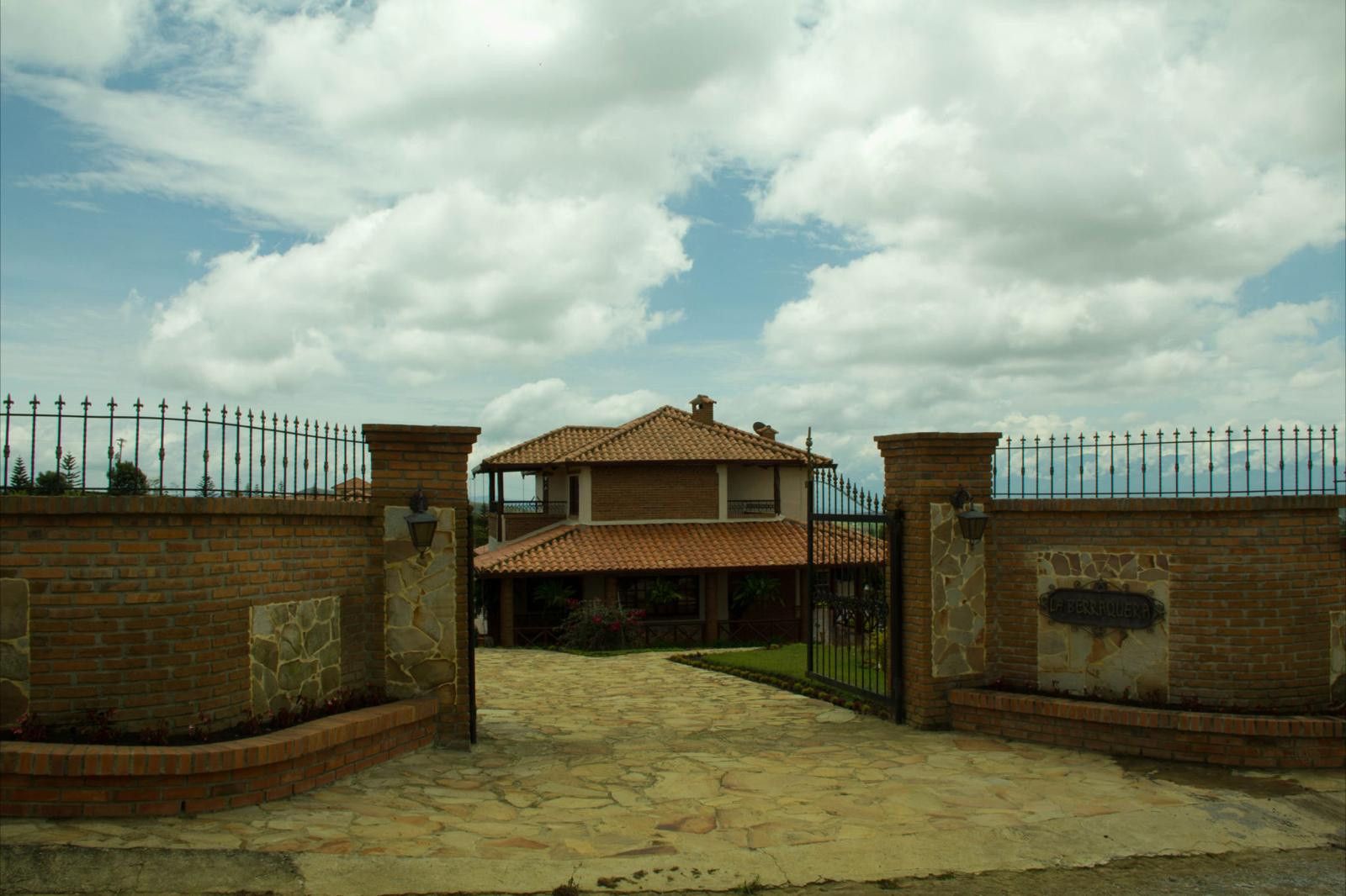 Finca en venta Santander Los Santos Los Santos 210 m2 Habitaciones 4 Baños 4 Garajes 6 Precio $1085000000