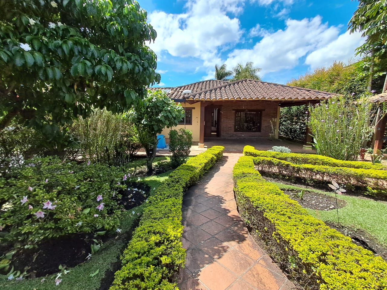 Casa en arriendo Antioquia Rionegro Gualanday 250 m2 Habitaciones 3 Baños 5 Garajes 2 Precio $8000000