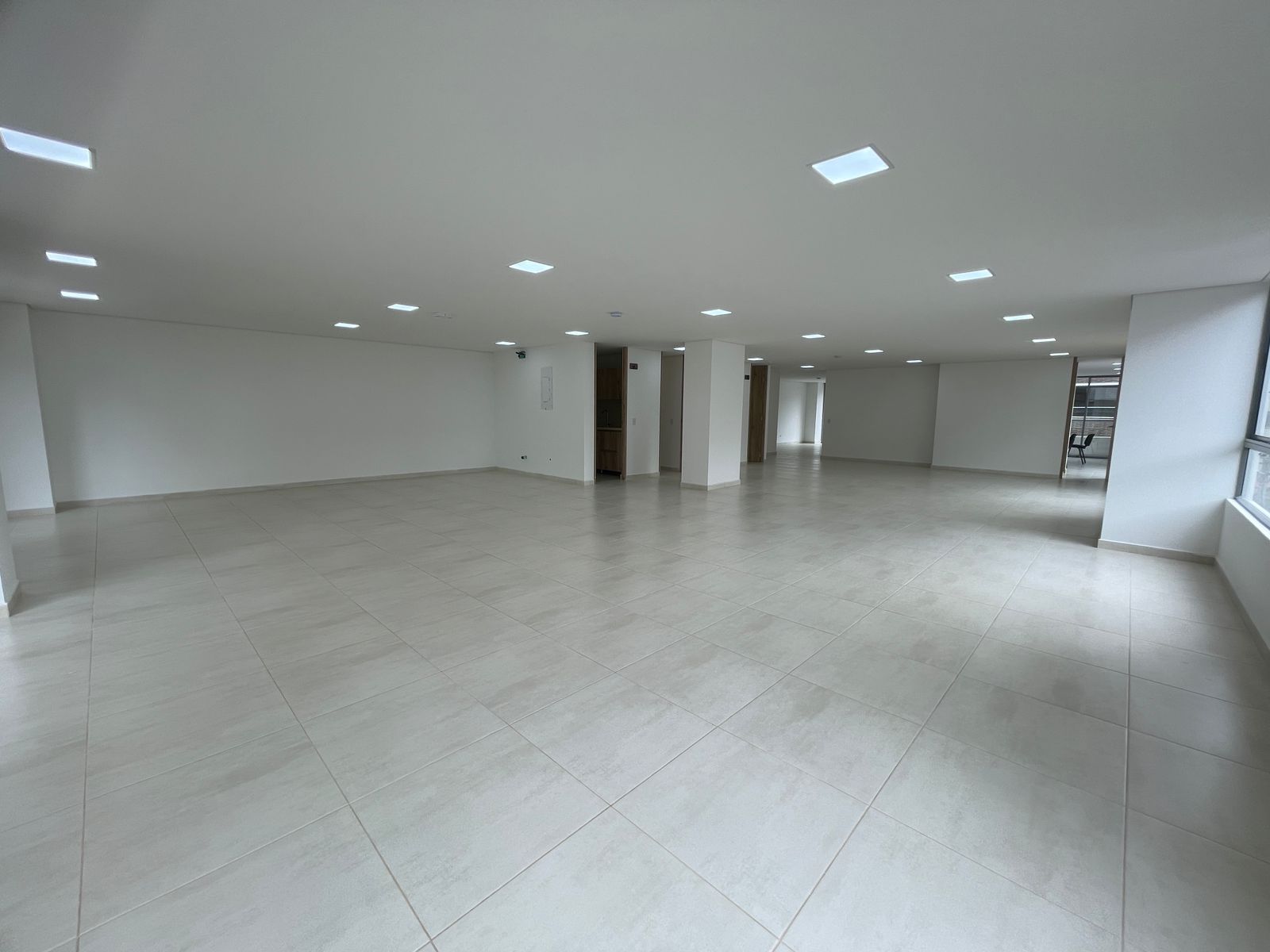 Oficina en arriendo Antioquia Envigado El Portal 205 m2 Habitaciones 0 Baños 4 Garajes 2 Precio $15000000