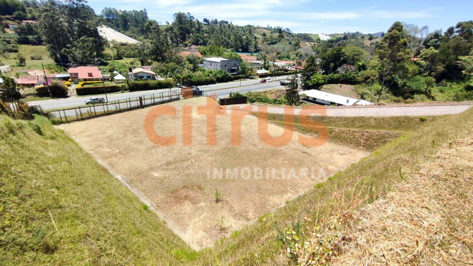 Lote en arriendo Antioquia Marinilla Juan Xxiii 1200 m2 Habitaciones 0 Baños 1 Garajes 2 Precio $4500000