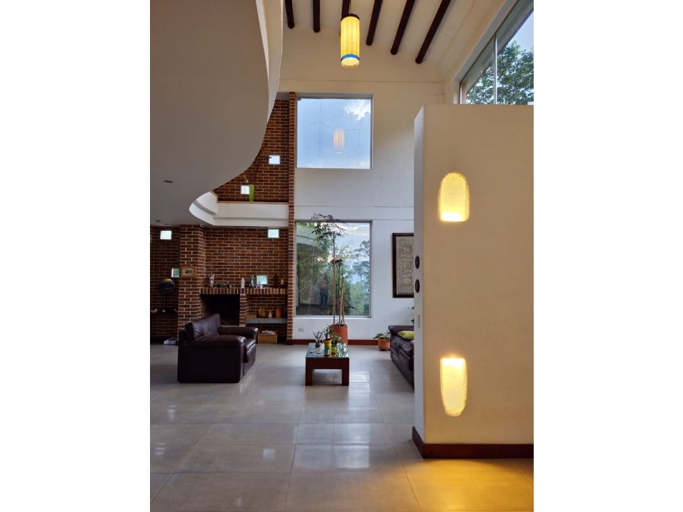 Casa en arriendo o venta Antioquia Medellín La Avanzada 438 m2 Habitaciones 3 Baños 5 Garajes 8 Precio venta $3600000000 Precio arriendo $20600000