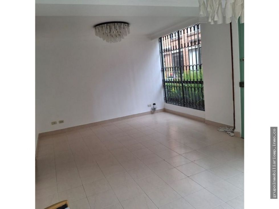 Casa en venta Cundinamarca Bogotá Cjr Versalles 110 m2 Habitaciones 3 Baños 2 Garajes 2 Precio $620000000