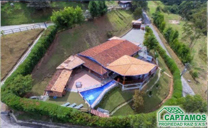 Casa en venta Antioquia Copacabana Cristo Rey 2000 m2 Habitaciones 4 Baños 4 Garajes 10 Precio $1800000000