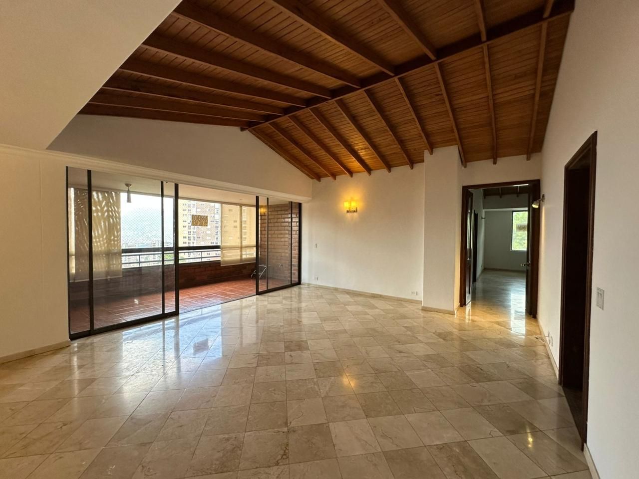 Apartamento en arriendo Antioquia Medellín El Tesoro 180 m2 Habitaciones 3 Baños 4 Garajes 3 Precio $8000000