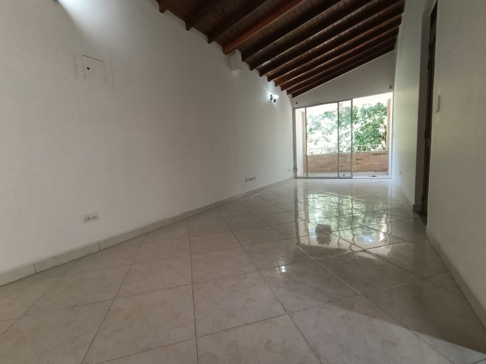 Apartamento en arriendo Antioquia Medellín La Castellana 75 m2 Habitaciones 3 Baños 2 Garajes 1 Precio $2500000