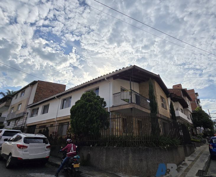 Casa en arriendo Antioquia Envigado San Marcos 300 m2 Habitaciones 8 Baños 4 Garajes 2 Precio $8000000