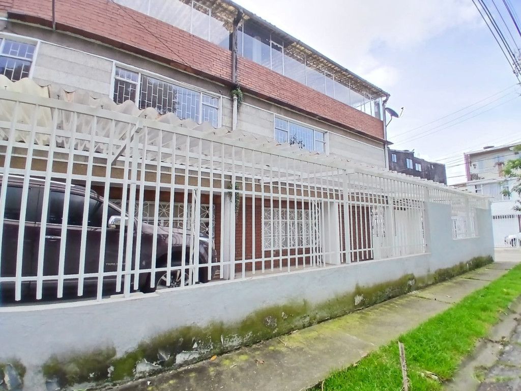 Casa en venta Cundinamarca Bogotá San Joaquín 222 m2 Habitaciones 7 Baños 3 Garajes 5 Precio $810000000