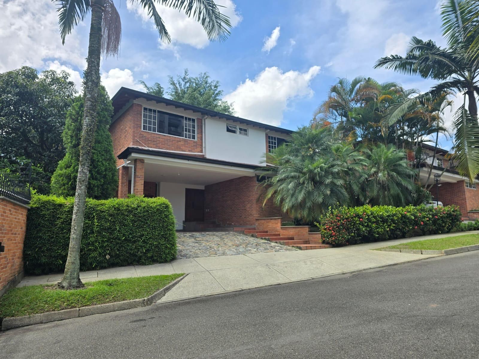 Casa en arriendo Antioquia Envigado Zúñiga 483 m2 Habitaciones 4 Baños 6 Garajes 1 Precio $16000000