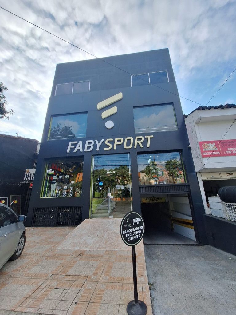 Local en arriendo Valle Del Cauca Cali El Gran Limonar - Cataya 1063 m2 Habitaciones 0 Baños 3 Garajes 1 Precio $18000000