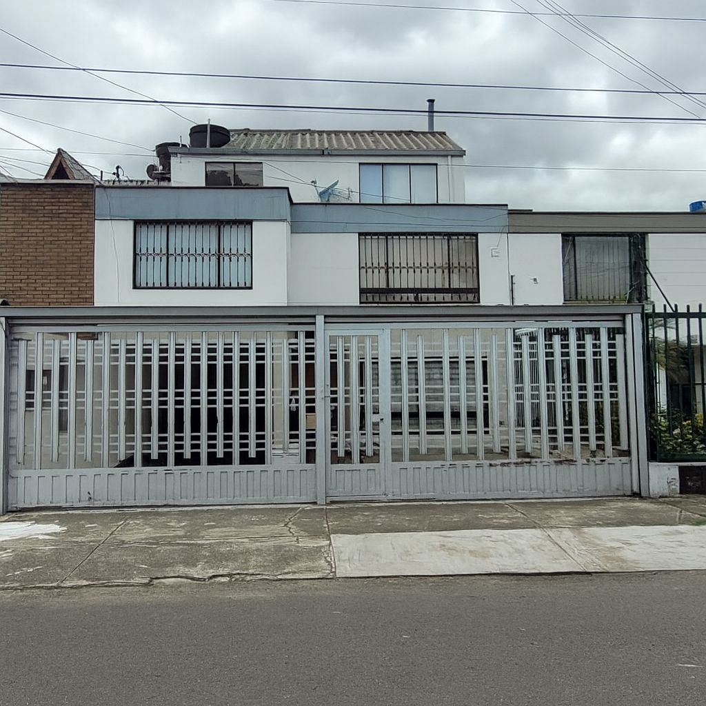 Casa en venta Cundinamarca Bogotá Santa Cecilia 305 m2 Habitaciones 5 Baños 5 Garajes 4 Precio $1300000000