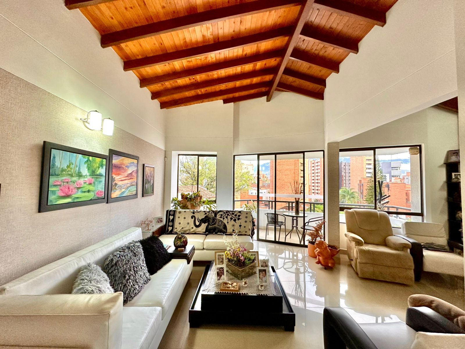 Apartamento en venta Antioquia Medellín Laureles 165 m2 Habitaciones 3 Baños 3 Garajes 2 Precio $1000000000