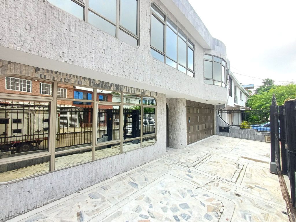 Casa en venta Valle Del Cauca Cali Vipasa 350 m2 Habitaciones 5 Baños 3 Garajes 2 Precio $900000000