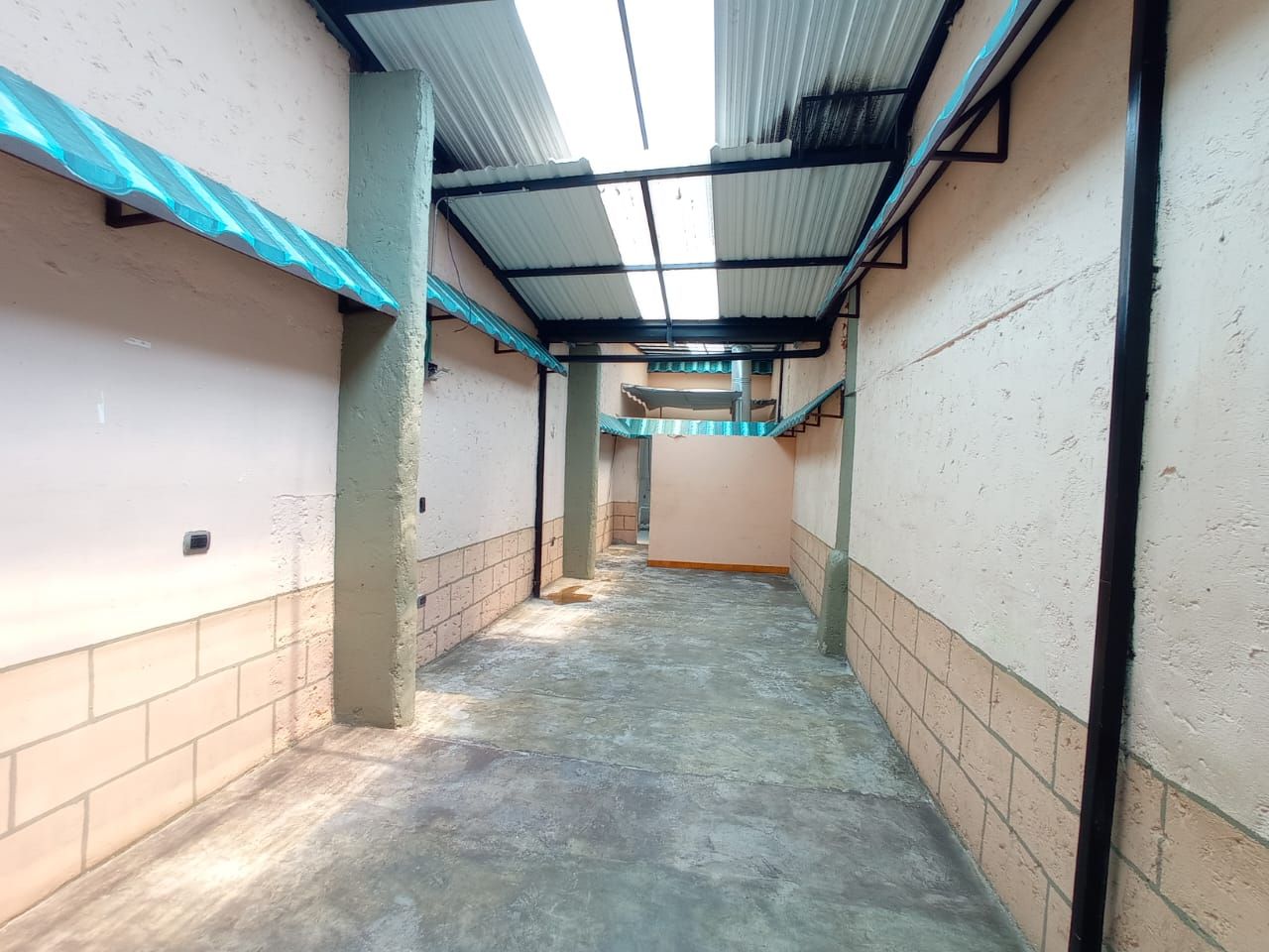 Local en arriendo Antioquia Medellín Manila 100 m2 Habitaciones 0 Baños 2 Garajes 0 Precio $6800000