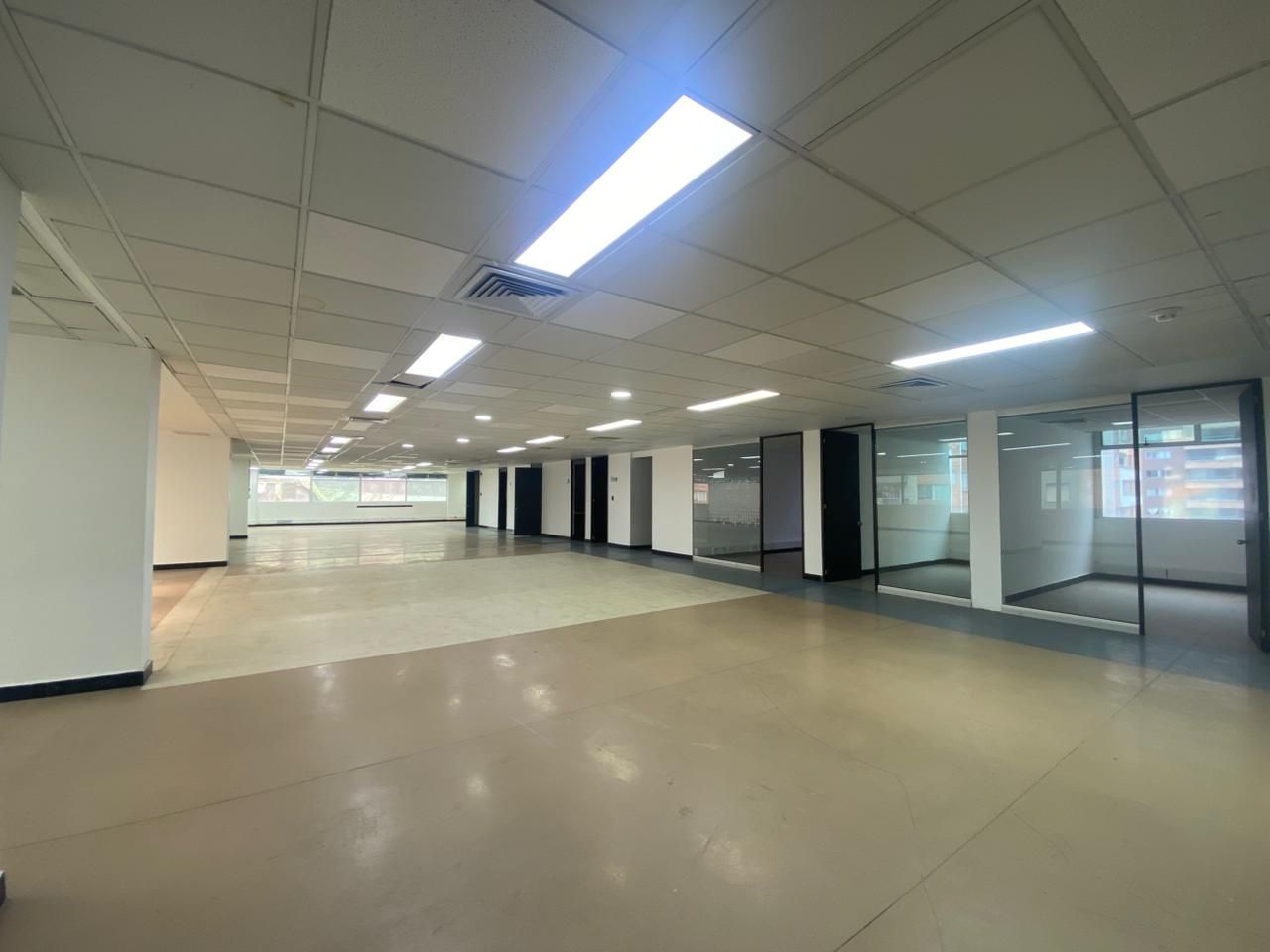 Oficina en arriendo o venta Antioquia Medellín Simesa 507 m2 Habitaciones 0 Baños 2 Garajes 1 Precio venta $4600000000 Precio arriendo $44000000