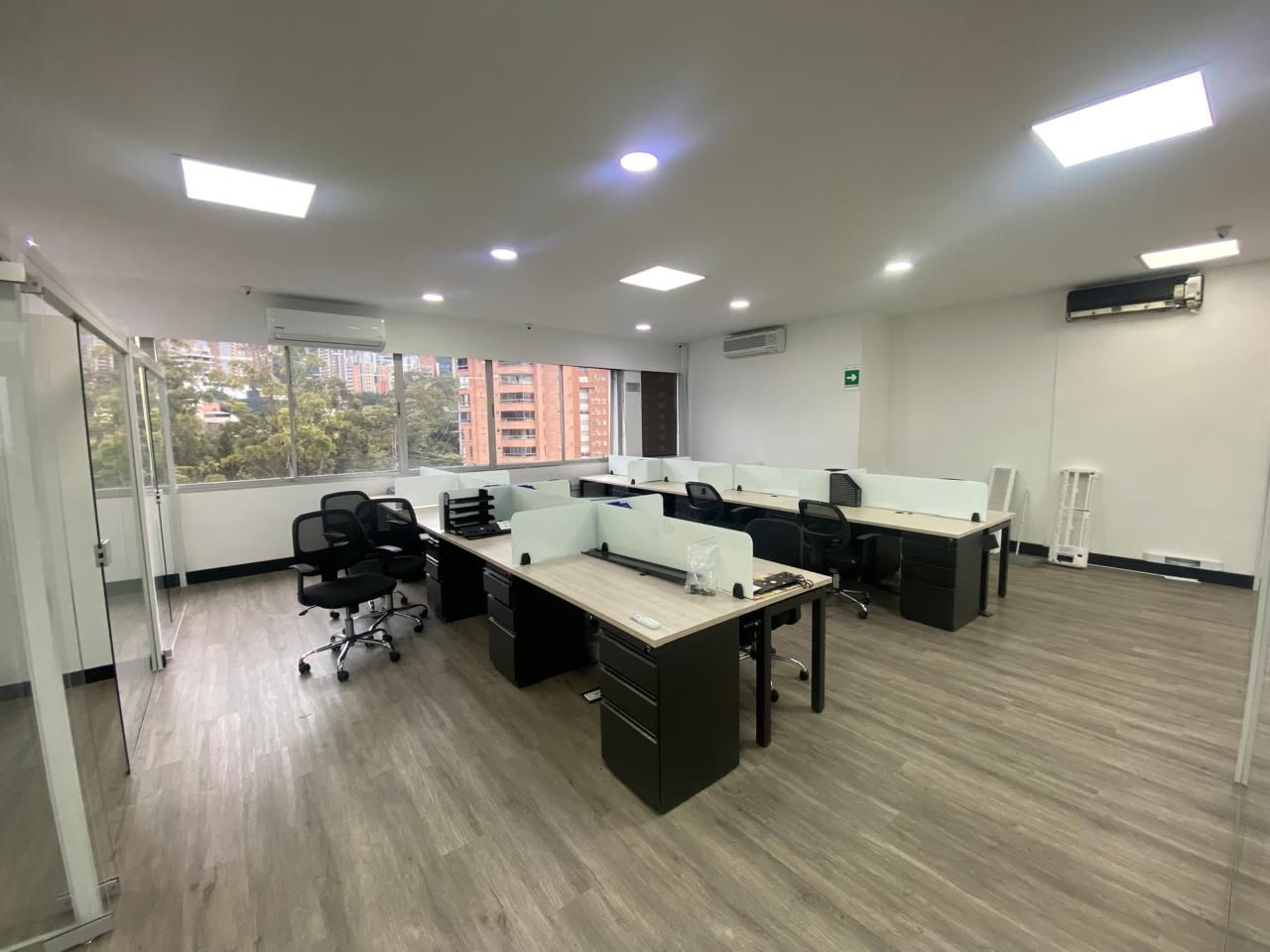 Oficina en arriendo Antioquia Medellín El Poblado 375 m2 Habitaciones 0 Baños 4 Garajes 5 Precio $31000000