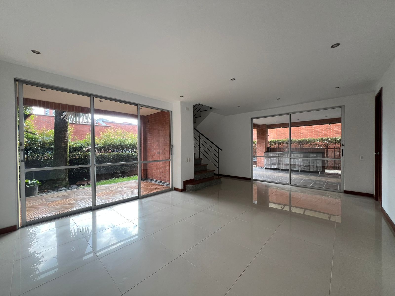 Casa en arriendo o venta Antioquia Envigado Alto De Misael 300 m2 Habitaciones 4 Baños 5 Garajes 4 Precio venta $2160000000 Precio arriendo $12800000