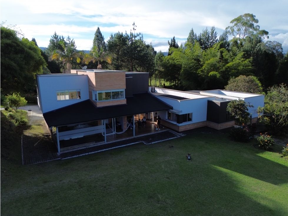 Finca en arriendo o venta Antioquia Guarne Guarne 420 m2 Habitaciones 5 Baños 4 Garajes 2 Precio venta $2500000000 Precio arriendo $12000000