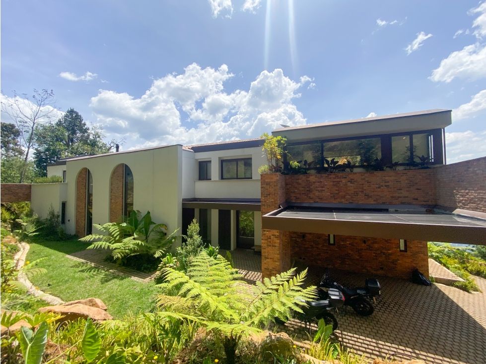 Casa en arriendo o venta Antioquia Medellín El Tesoro 765 m2 Habitaciones 5 Baños 6 Garajes 5 Precio venta $8970000000 Precio arriendo $40700000