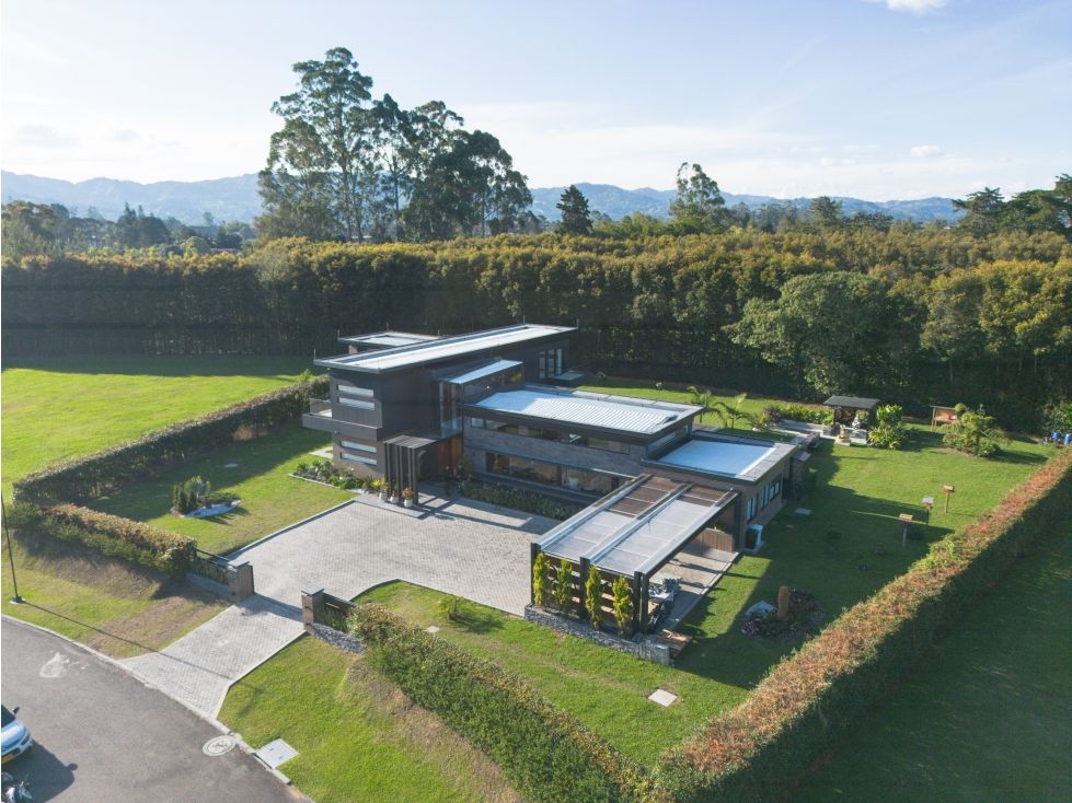 Casa en arriendo o venta Antioquia Rionegro Gualanday 570 m2 Habitaciones 5 Baños 7 Garajes 8 Precio venta $5500000000 Precio arriendo $35700000