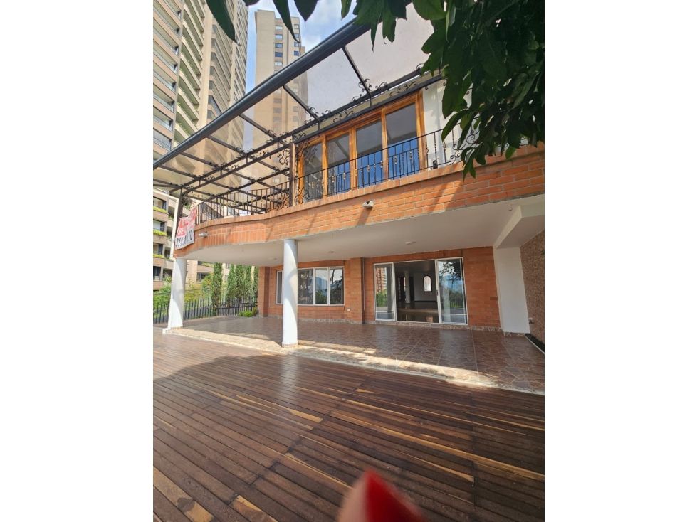 Casa en arriendo o venta Antioquia Medellín El Tesoro 420 m2 Habitaciones 5 Baños 6 Garajes 4 Precio venta $2600000000 Precio arriendo $18500000