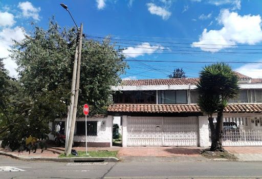 Casa en arriendo Cundinamarca Bogotá Ub Santa Coloma 380 m2 Habitaciones 5 Baños 3 Garajes 4 Precio $8000000