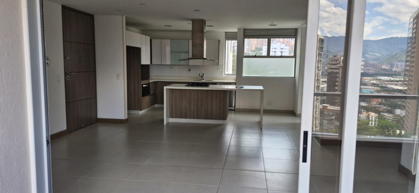 Apartamento en venta Antioquia Medellín La Linde 132 m2 Habitaciones 3 Baños 4 Garajes 2 Precio $1230000000