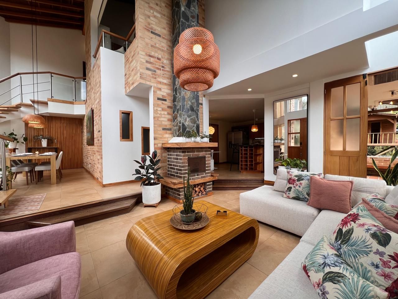 Casa en venta Antioquia Envigado La Mesa 350 m2 Habitaciones 4 Baños 4 Garajes 2 Precio $1800000000