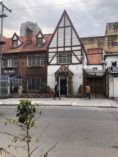 Casa en venta Cundinamarca Bogotá Emaus 572 m2 Habitaciones 11 Baños 13 Garajes 3 Precio $3300000000