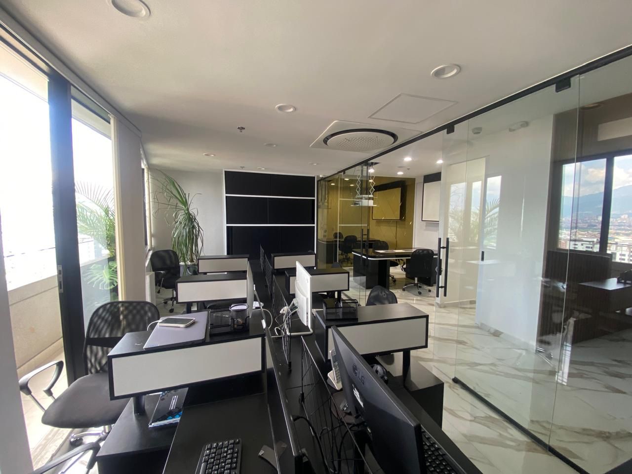 Oficina en arriendo Antioquia Medellín La Aguacatala 57 m2 Habitaciones 0 Baños 1 Garajes 1 Precio $7000000