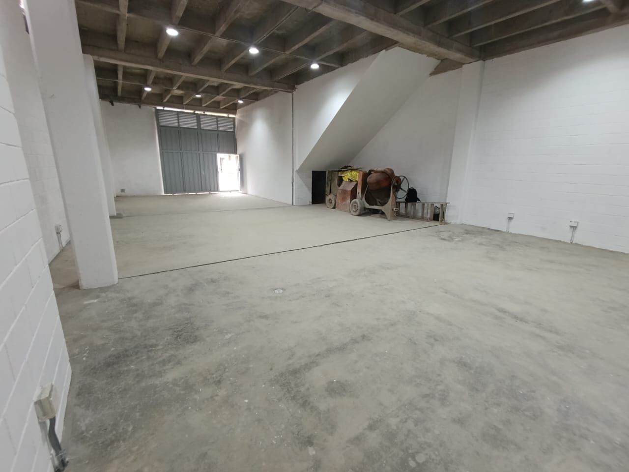 Bodega en arriendo Antioquia Medellín Loma De Los Bernal 215 m2 Habitaciones 0 Baños 2 Garajes 4 Precio $11500000