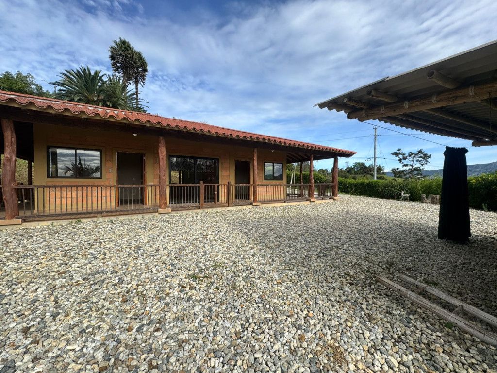 Finca en arriendo Antioquia El Carmen De Viboral El Carmen De Viboral 300 m2 Habitaciones 4 Baños 3 Garajes 1 Precio $4000000