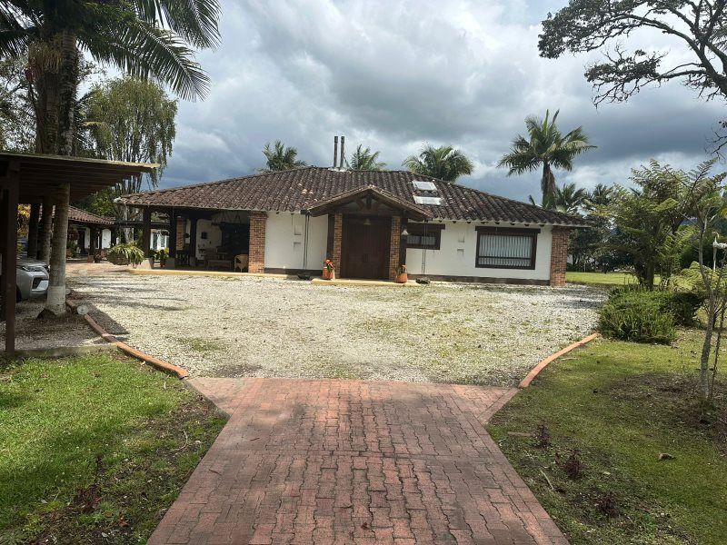 Finca en arriendo Antioquia Rionegro Rionegro 18000 m2 Habitaciones 3 Baños 2 Garajes 0 Precio $18000000