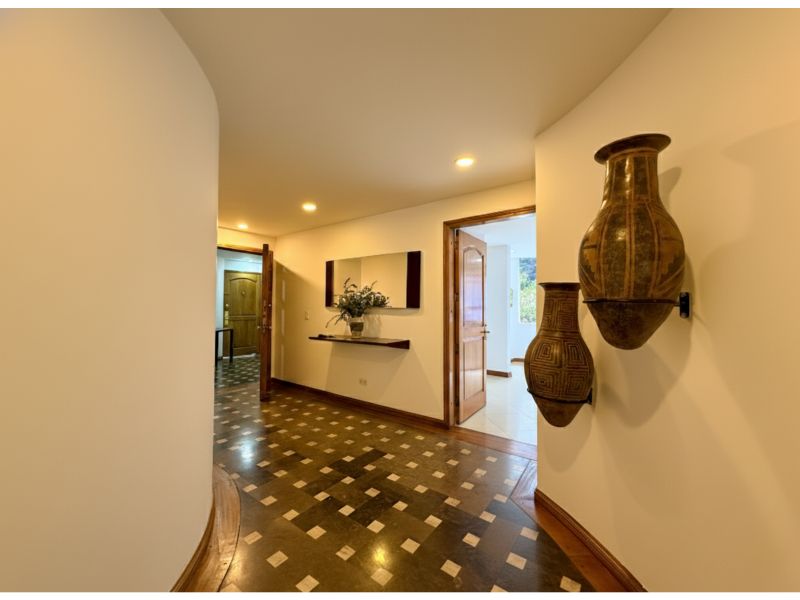 Apartamento en venta Cundinamarca Bogotá Los Rosales 240 m2 Habitaciones 3 Baños 3 Garajes 2 Precio $1750000000