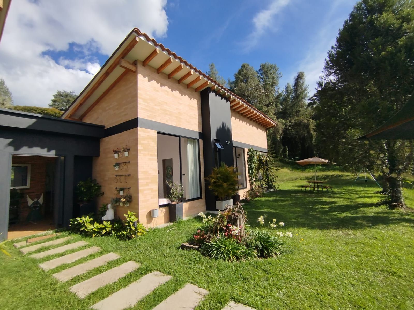 Casa en arriendo Antioquia Envigado La Mesa 180 m2 Habitaciones 3 Baños 3 Garajes 3 Precio $14500000