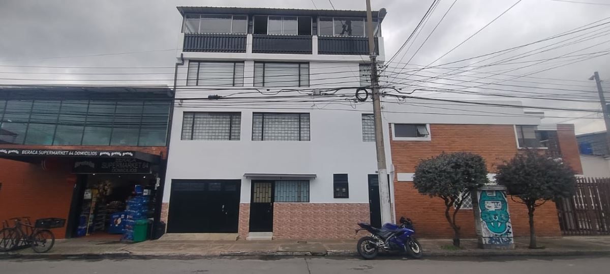 Casa en arriendo Cundinamarca Bogotá San Joaquín 210 m2 Habitaciones 4 Baños 2 Garajes 1 Precio $5500000