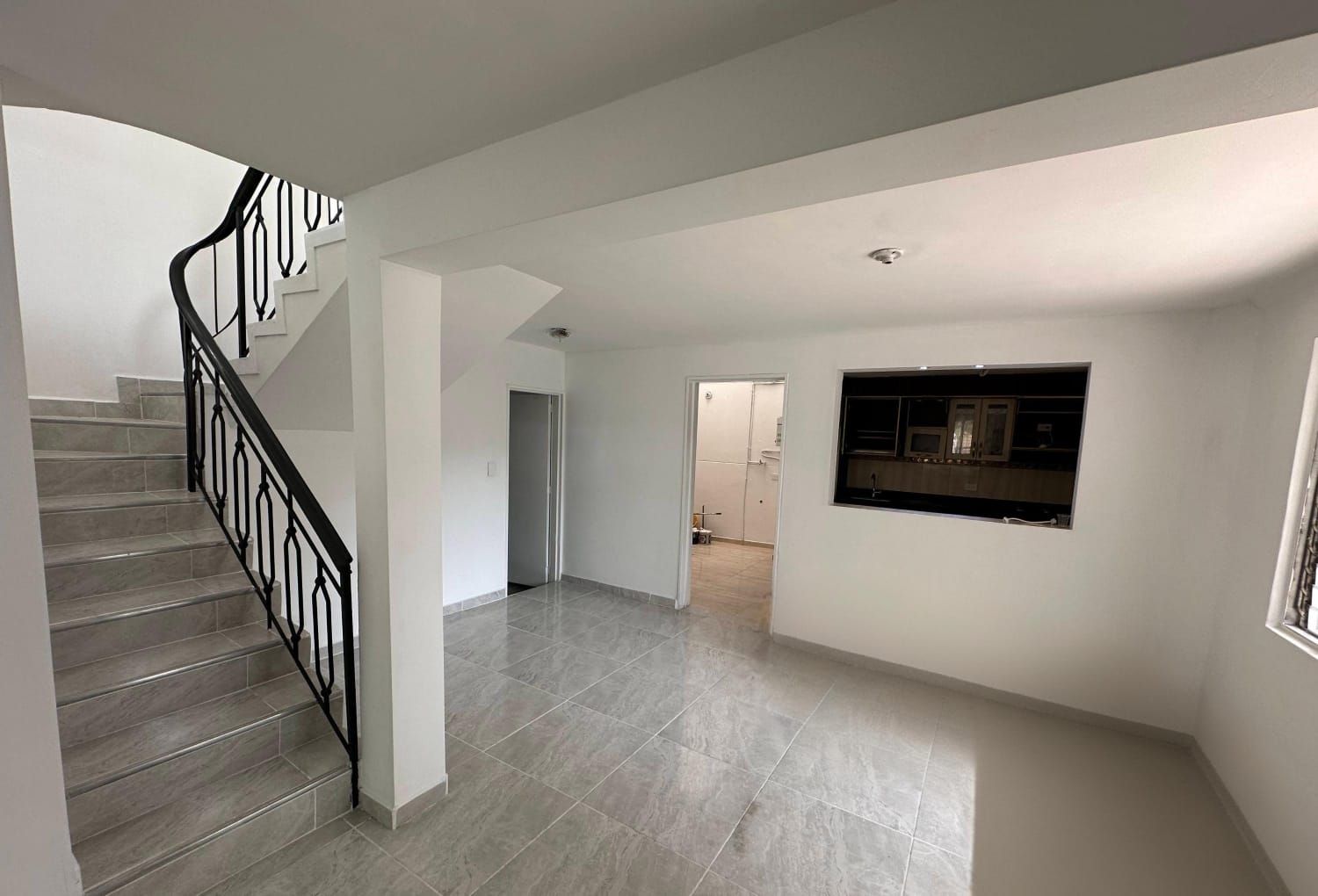 Casa en arriendo Antioquia Medellín Los Colores 300 m2 Habitaciones 7 Baños 2 Garajes 1 Precio $7900000