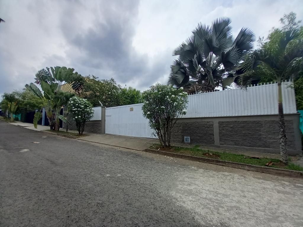 Casa en arriendo Valle Del Cauca Cali Urbanización Ciudad Jardín 350 m2 Habitaciones 3 Baños 5 Garajes 2 Precio $8000000