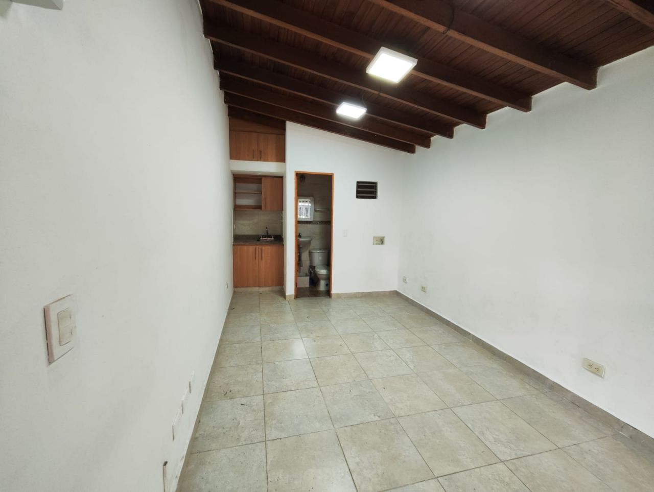 Local en arriendo Antioquia Medellín El Nogal- Los Almendros 17 m2 Habitaciones 0 Baños 1 Garajes 0 Precio $1900000