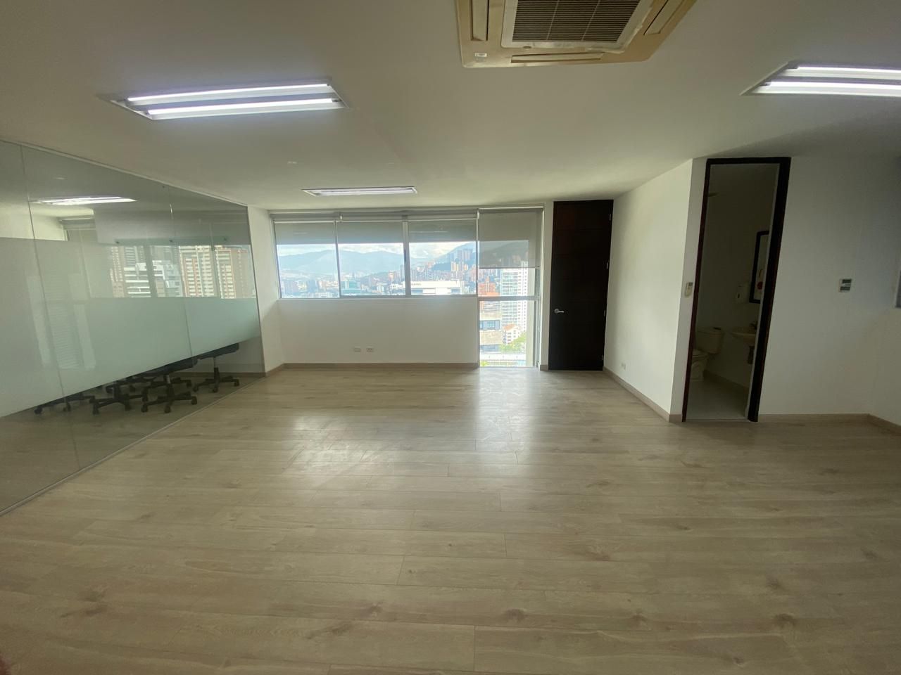 Oficina en arriendo Antioquia Medellín La Aguacatala 100 m2 Habitaciones 0 Baños 2 Garajes 3 Precio $11000000
