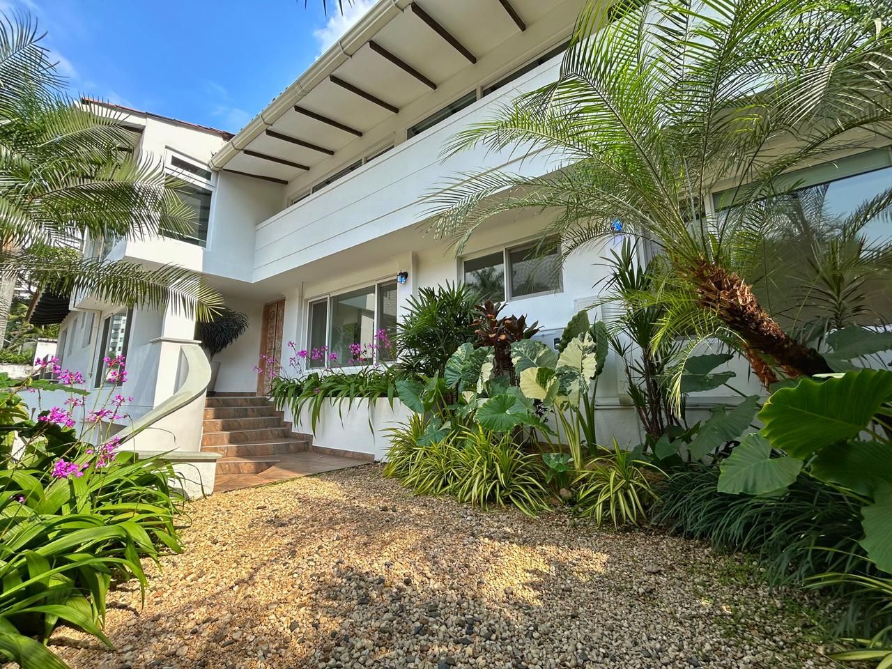 Casa en venta Valle Del Cauca Cali Normandía 380 m2 Habitaciones 4 Baños 4 Garajes 2 Precio $2498000000