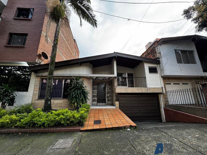 Casa en arriendo Antioquia Medellín Rosales 300 m2 Habitaciones 6 Baños 3 Garajes 1 Precio $7500000