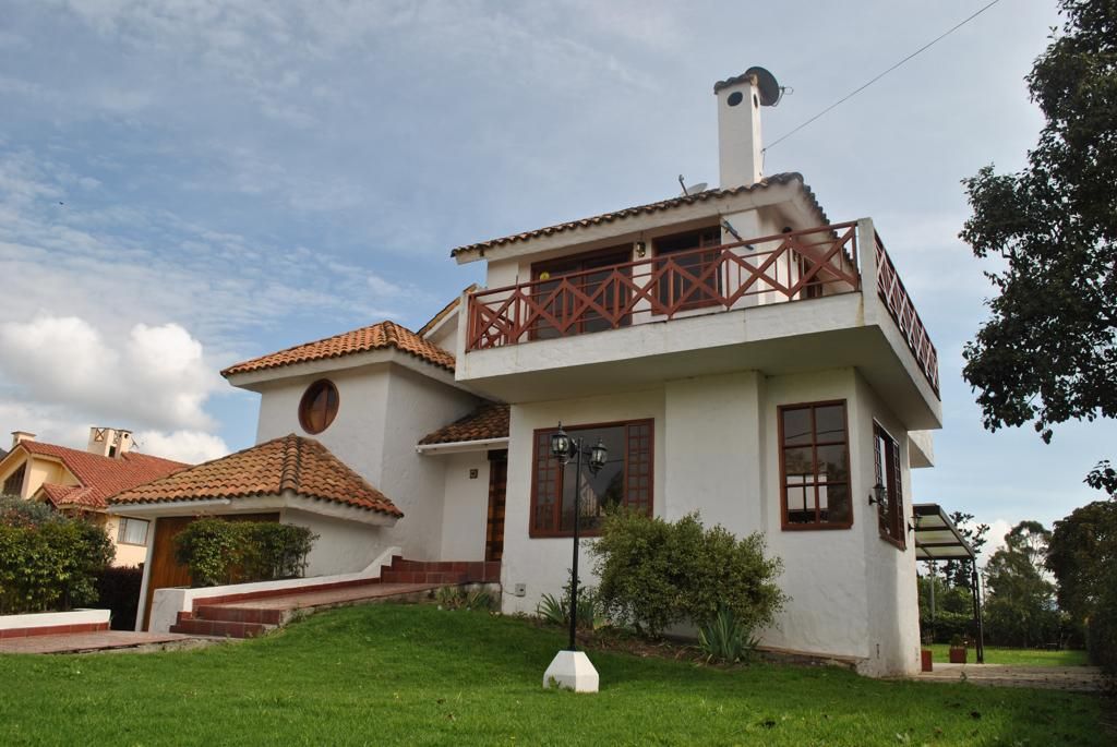 Casa en arriendo o venta Cundinamarca Cota Tarragona 250 m2 Habitaciones 4 Baños 4 Garajes 3 Precio venta $1750000000 Precio arriendo $4900000