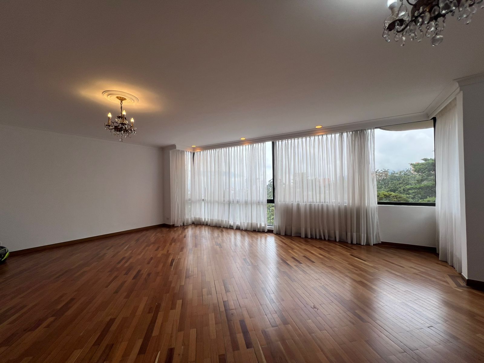 Apartamento en arriendo Antioquia Medellín El Diamante 183 m2 Habitaciones 3 Baños 4 Garajes 3 Precio $7350000