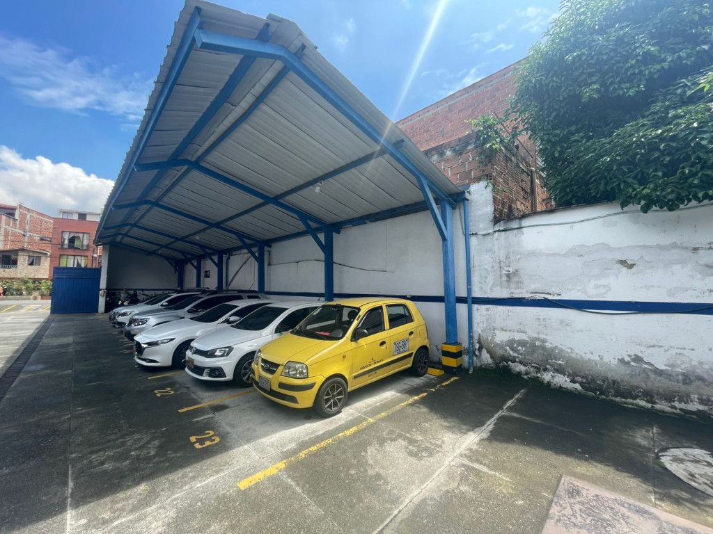 Parqueadero en venta Antioquia Medellín San Bernardo 503 m2 Habitaciones 0 Baños 0 Garajes 14 Precio $1800000000