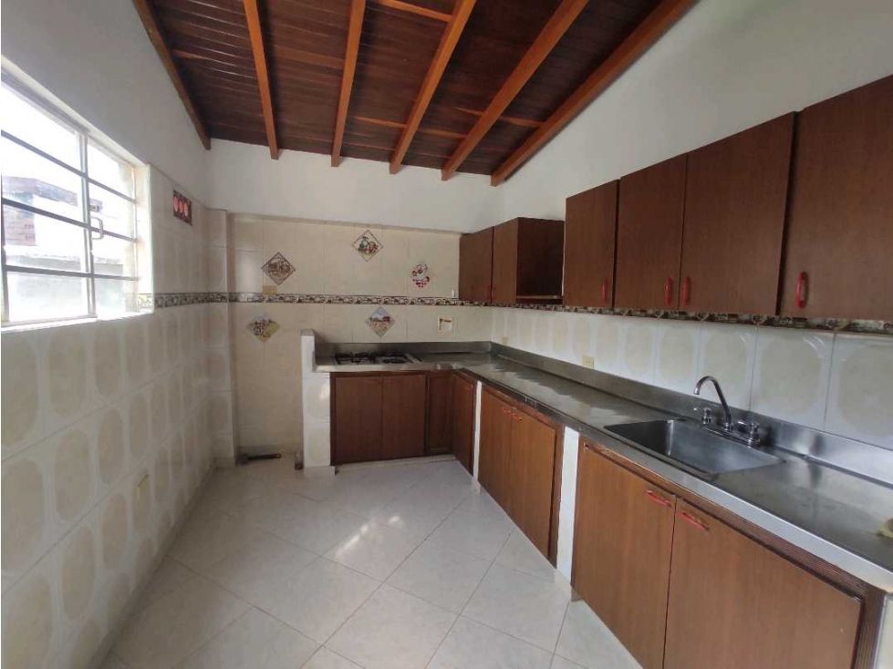 Casa en arriendo Antioquia Envigado Bucarest 200 m2 Habitaciones 3 Baños 2 Garajes 0 Precio $2500000