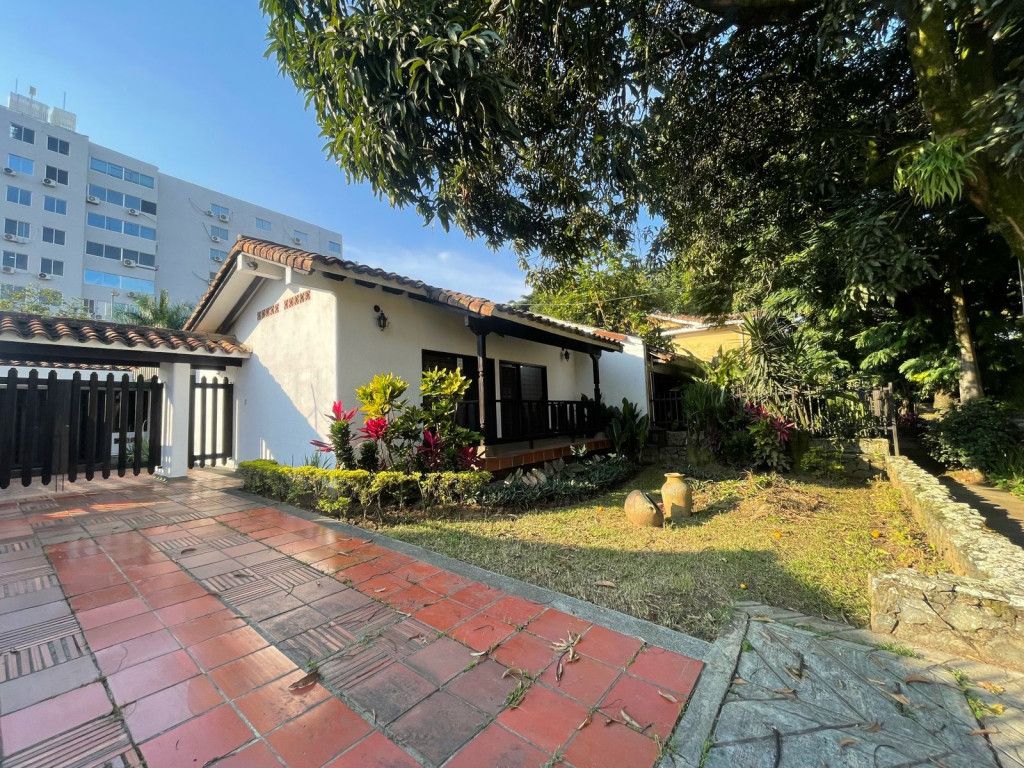 Casa en arriendo Valle Del Cauca Cali Urbanización Ciudad Jardín 270 m2 Habitaciones 3 Baños 3 Garajes 2 Precio $8020000