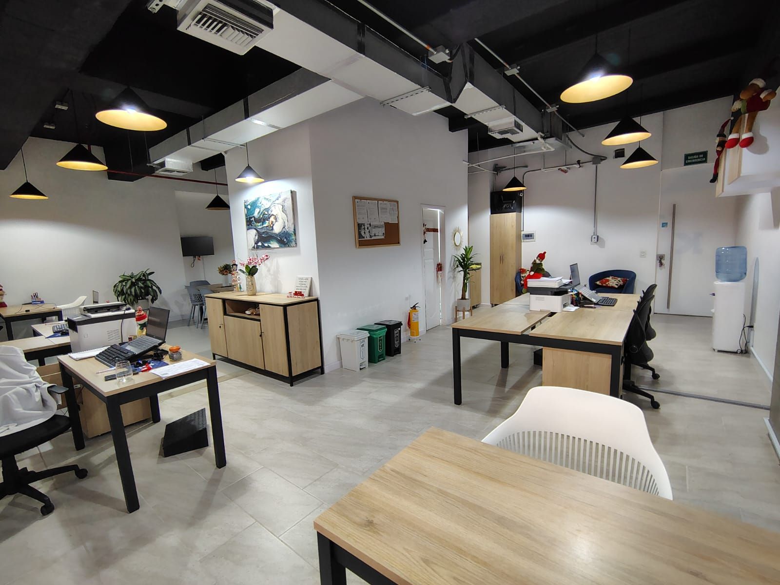 Oficina en arriendo o venta Antioquia Sabaneta Manuel Restrepo 80 m2 Habitaciones 0 Baños 2 Garajes 2 Precio venta $650000000 Precio arriendo $6500000