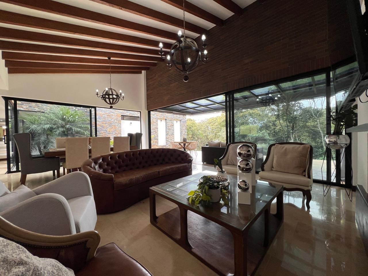 Casa en arriendo o venta Antioquia La Ceja Ub Paz Del Tambo 375 m2 Habitaciones 4 Baños 5 Garajes 3 Precio venta $3250000000 Precio arriendo $14500000