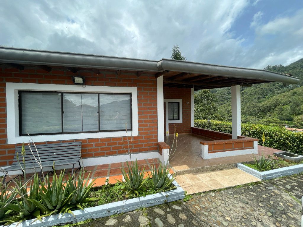 Casa Campestre en venta Antioquia Sabaneta Sabaneta 170 m2 Habitaciones 4 Baños 4 Garajes 8 Precio $1200000000